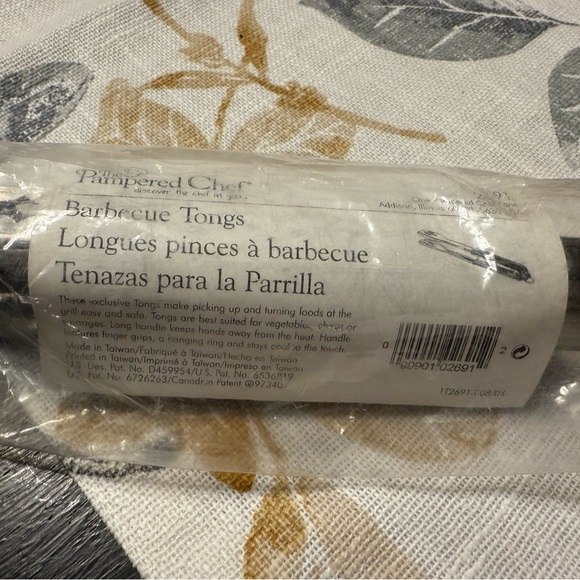 NWT The Pampered Chef BBQ tongs, original sealed packaging, pamphlet included - Picture 3 of 5